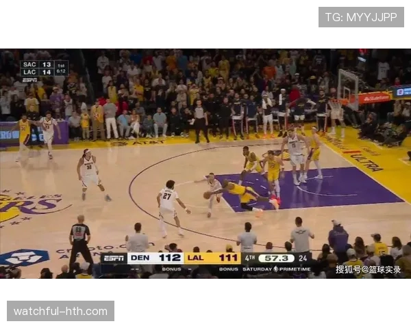 里夫斯无球跑动制造空位，提升湖人外线效率