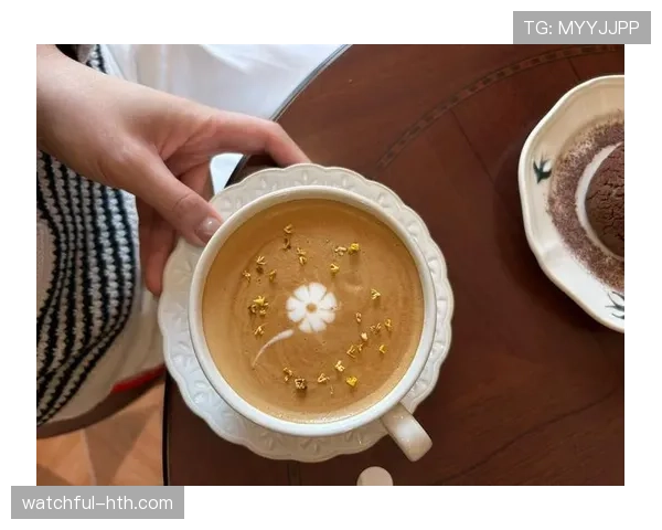 郑钦文居然穿得比我还休闲，打完球直接去咖啡厅点最贵的甜品？